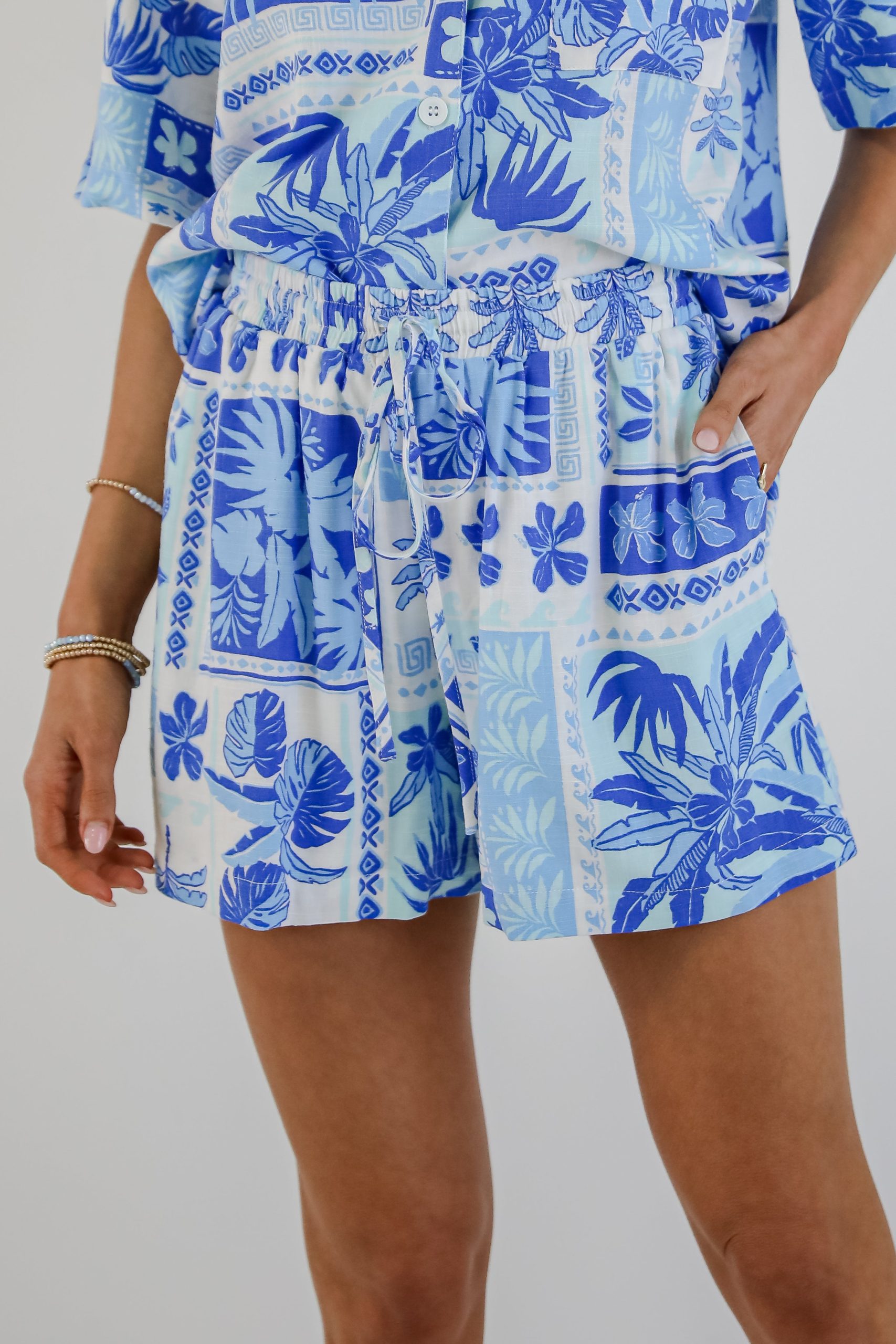 shopdressup_blue_tropical_print_shorts-2.jpg